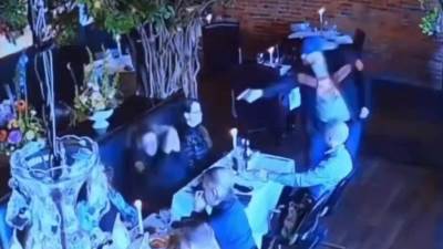  Pokušao da upuca bivšu ženu u restoranu, ali pištolj nije opalio: Nastao haos, konobar se bacio na n 