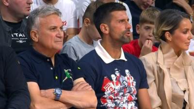  Novak Đoković pjeva sa Delijama u Areni: Obukao posebnu majicu i poveo oca Srđana na meč Zvezde 