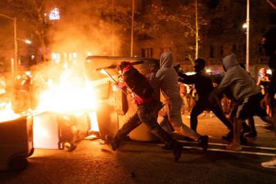  Baklje, noževi i vodeni topovi na protestima u Barseloni 