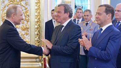  Putin ugostio bivšeg njemačkog kancelara Šredera u svom domu: Kremlj otkrio detalje njihovog susreta 