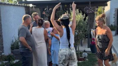 Okupili ih uz kotlić pasulja, pa im saopštili za bebu 