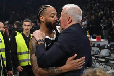  Karlik Džouns: "Ne volim da me ovako osramote kod kuće" 