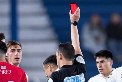   Sudija u Urugvaju pokazao žuti i crveni karton telefonom! 