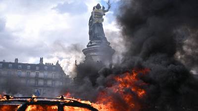  Zapaljena zgrada u Lionu, demonstranti upali u gradske skupštine 