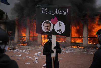  Demonstranti bi da sijeku glavu Makronu 