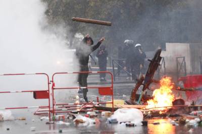  Makron optužio ultraljevičare za rušenje države: Najavljena zabrana nesindikalnih protesta širom Fra 