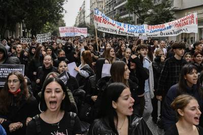  Odjeknula eksplozija tokom masovnih protesta u Atini: Podmetnuta zamka za policiju, ima povrijeđenih 