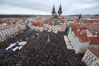  Hiljade ljudi na ulicama Praga 