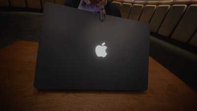  Novi MacBook Pro ima OLED ekran, touchscreen i legendarnu svetleću jabuku 