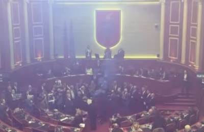  Opozicionari palili baklje tokom sjednice 