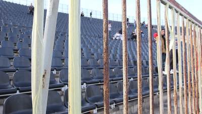  Delije zadržavane dok se uklanjao lepak sa ograda 